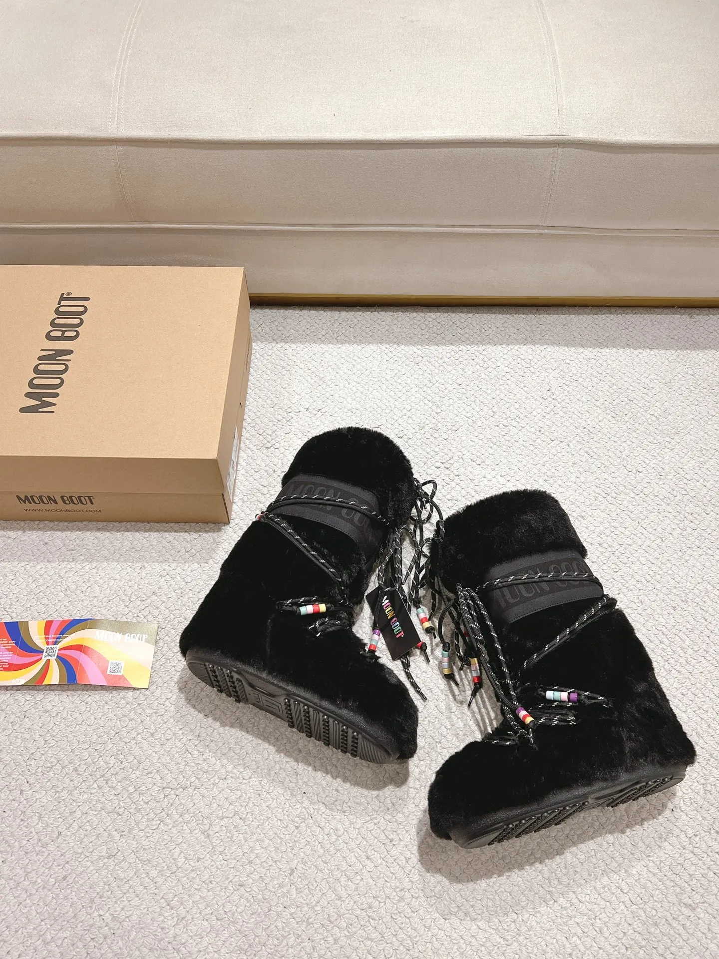 p680 [Exclusive top quality | New upgraded version] ✨A must-buy in winter 2025! Moon Boot moon snow boots - the ultimate warm weapon for fashionistas ❄️ Forget UGG! This winter🔥The "ugly Big Mac" that dominates the streets is here~ 👢The same Y2K retro style from Paris Hilton and Beckham is back! 4cm taller inside ✨ Invisible leg lift · Extremely slimming 👌 Fluffy and soft but not bloated, instantly show off your sense of style when put on your feet 🦋 The same style for both men and women | Can be worn by both men and women | Regardless of left or right foot!  ❄️Maximum thermal insulation power｜No pressure for fun in the snow 💫Trendy style code｜Easily achieve the Millennial hot girl style Say goodbye to ordinary snow boots ~ This winter you need to be warm and rusty! 🌟 #MoonBoot snow boots #winter hot style #瞞小similar style #millennium style wear ❶Fabric: original custom/cowhide/woven wool/high mercerized waterproof cloth ❷Inner: original 100% silk cotton liner ❸Feet: original 100% silk cotton liner ❹Outsole: original molded two-color non-slip outsole ❺Sole thickness: 4cm (including inner**) ❻Number of codes: 35-40 (41. Customized) ❼Packaging: Original full set of packaging ☀Color: Official website updated simultaneously